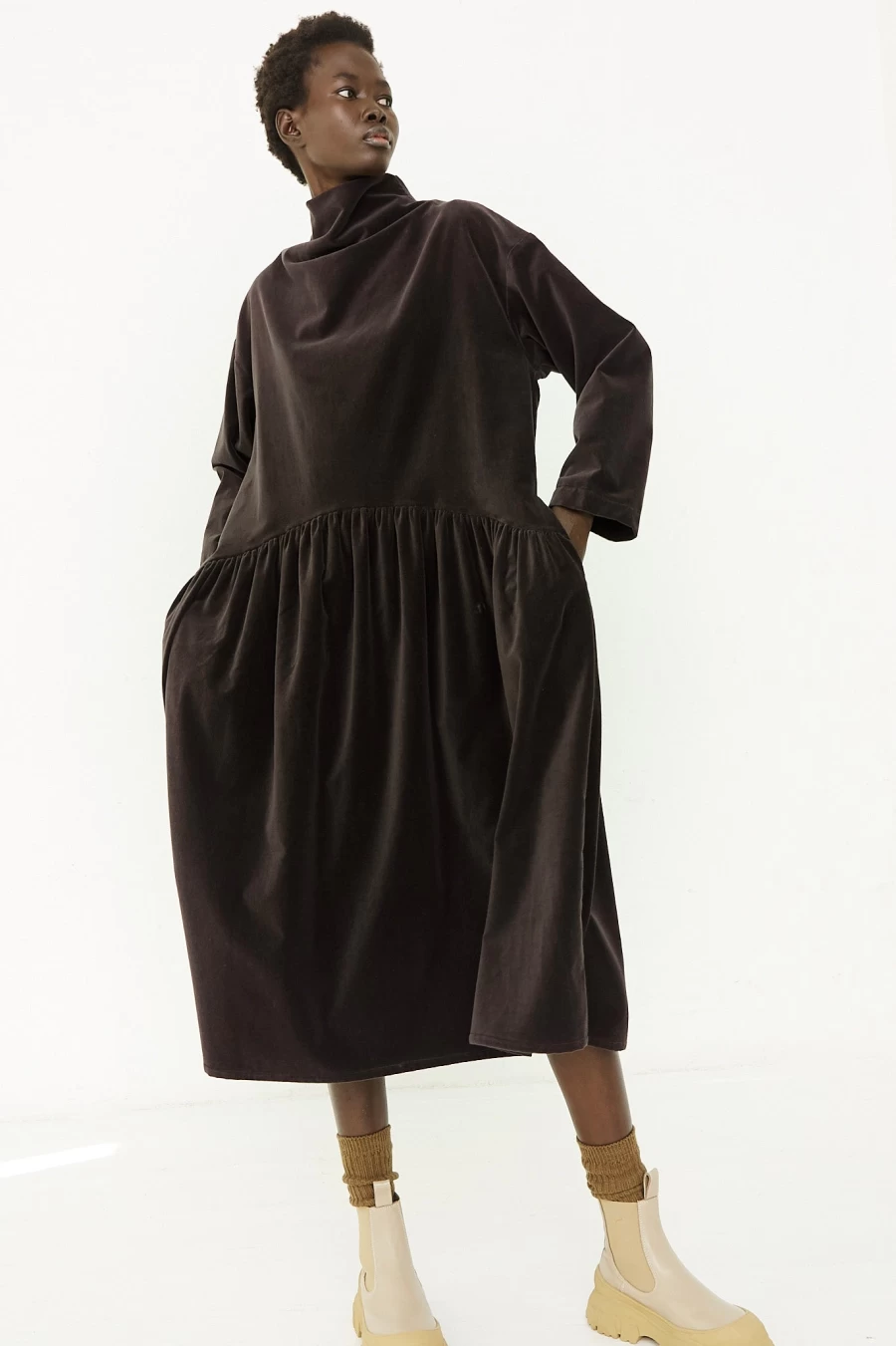 Black Crane Sumi Black Velvet High Neck Dress - Elegant Oroboro Design for Women
